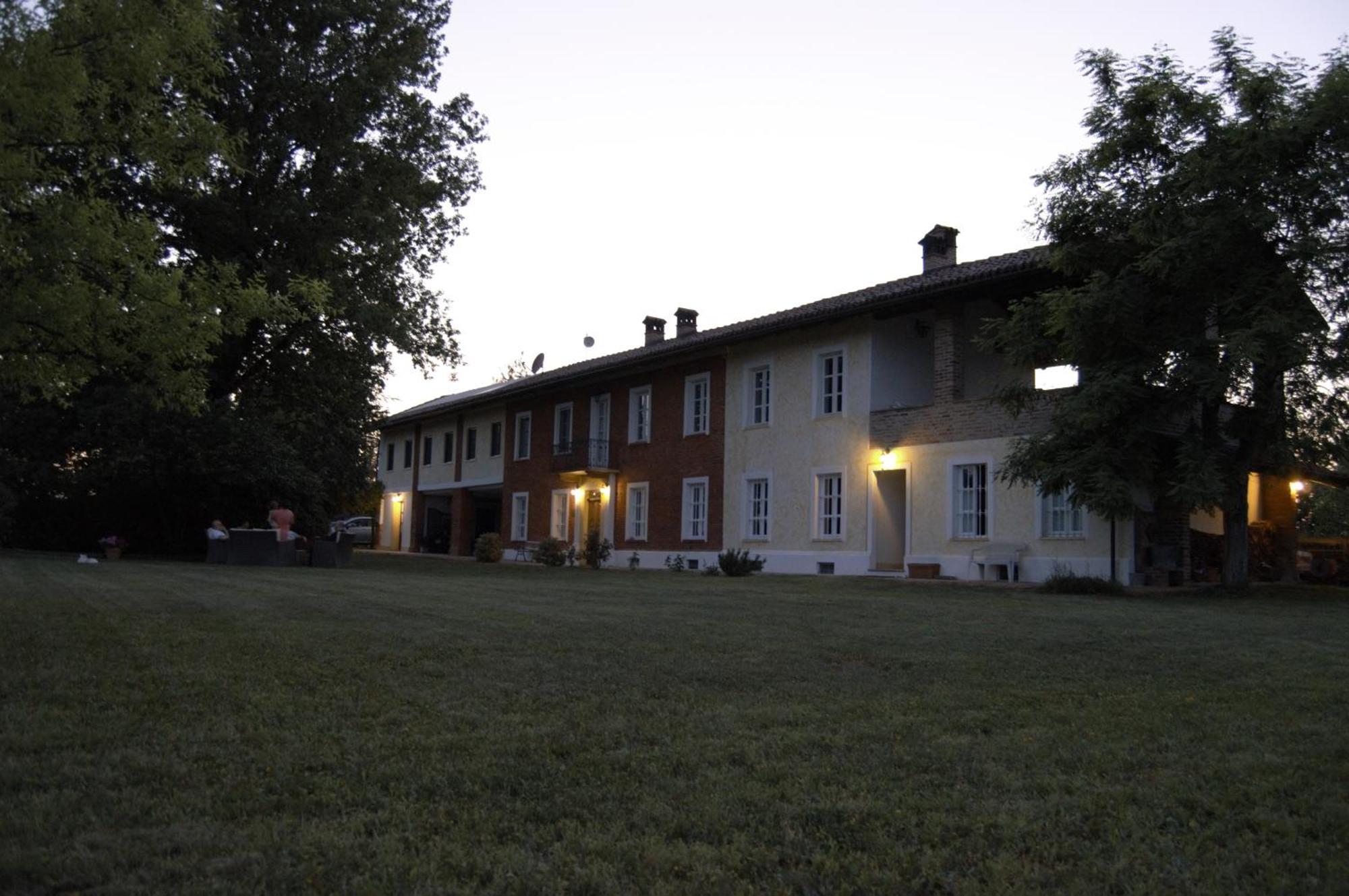 Guest House La Carolina Tigliole Екстериор снимка